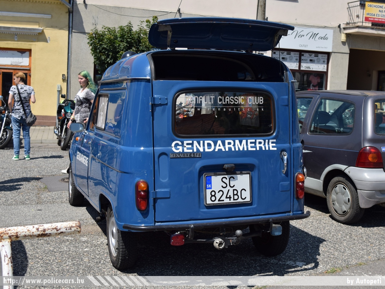 Renault R4 Fourgonnette Gendarmerie, Renault Classic Club Slovakia, fotó: Autopeti
Keywords: francia Franciaország rendőr rendőrautó rendőrség french France police policecar military katonai