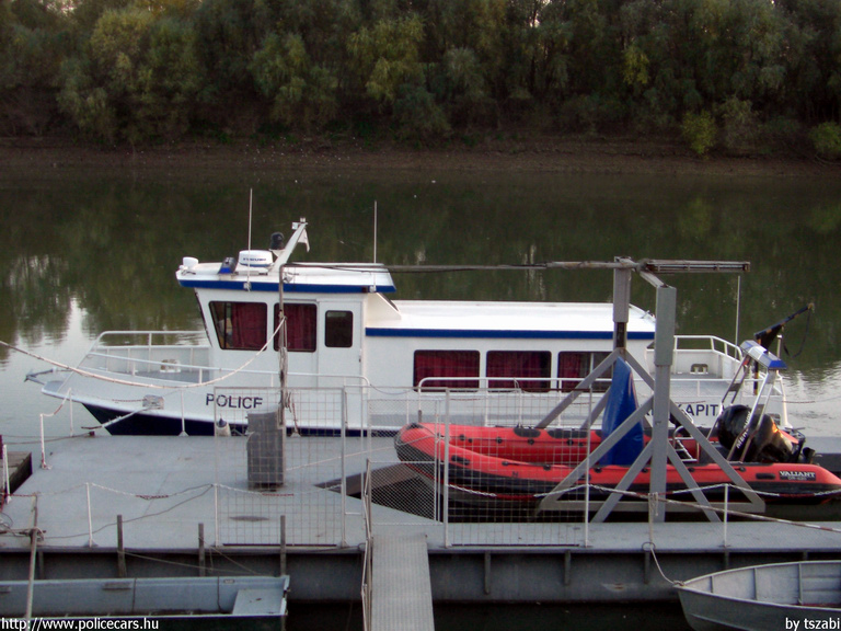 Révkapitány, fotó: tszabi
Keywords: hajó rendőrség rendőr magyar Magyarország rendőrhajó