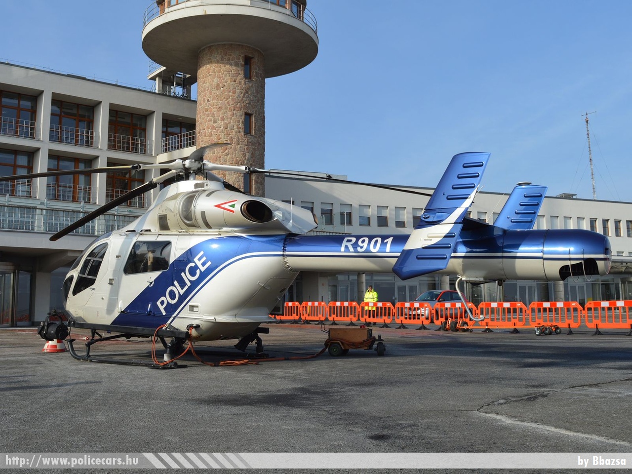 McDonnell Douglas MD-902 Explorer, fotó: Bbazsa
Keywords: rendőr rendőrhelikopter helikopter rendőrség magyar Magyarország hungarian Hungary police helicopter R901