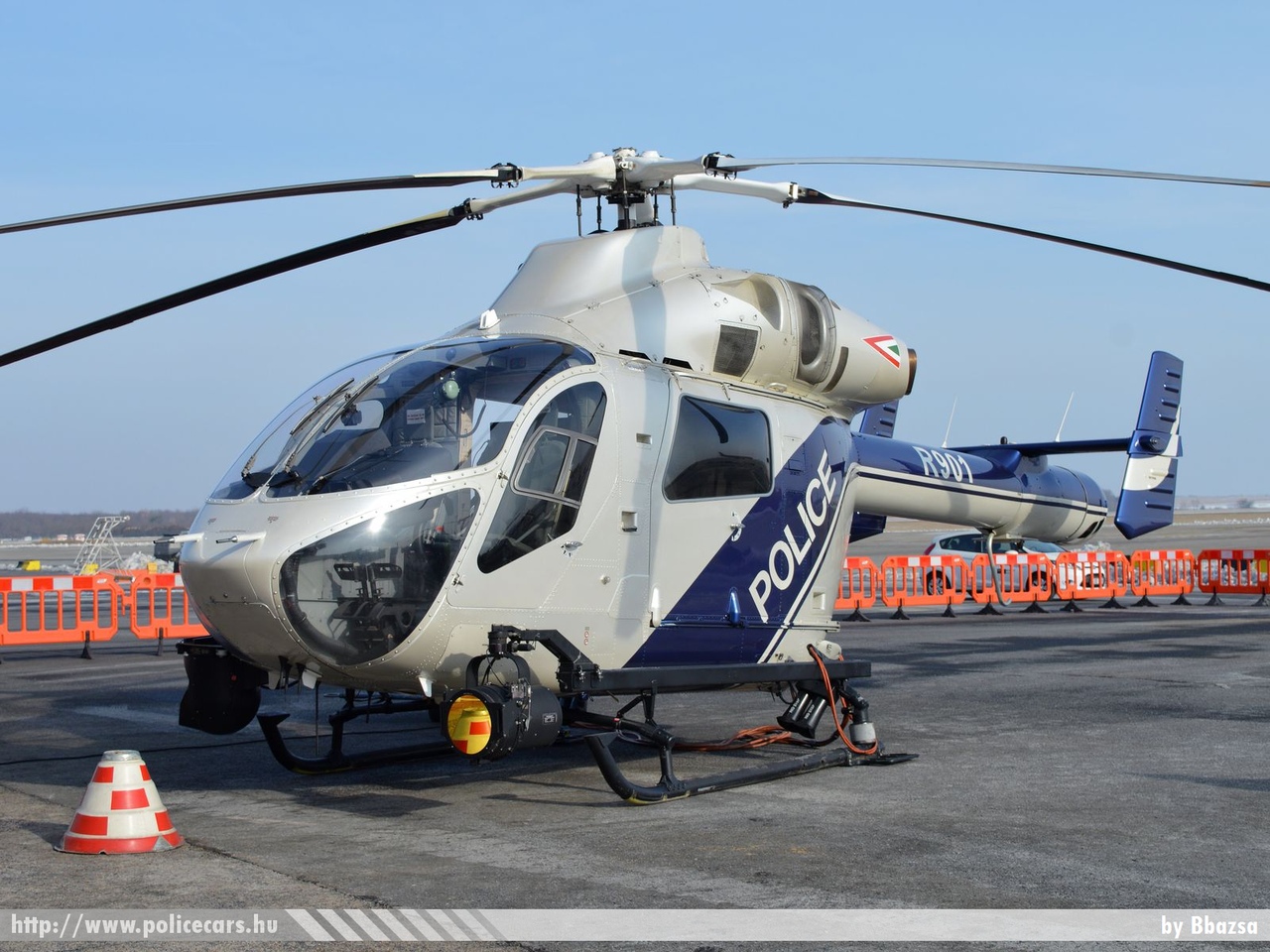 McDonnell Douglas MD-902 Explorer, fotó: Bbazsa
Keywords: rendőr rendőrhelikopter helikopter rendőrség magyar Magyarország hungarian Hungary police helicopter R901