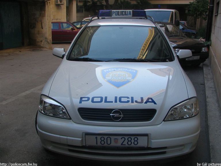 Opel Astra, fotó: Gál András
Keywords: Horvátország rendőrség rendőrautó horvát rendőr policecar police Croatia croatian