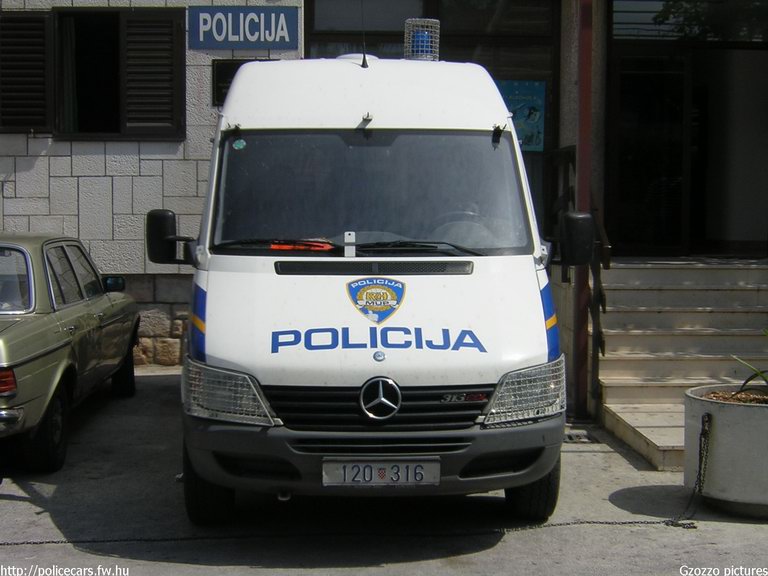 Mercedes Sprinter, fotó: Gzozzo pictures
Keywords: Horvátország rendőrség rendőrautó horvát rendőr policecar police Croatia croatian