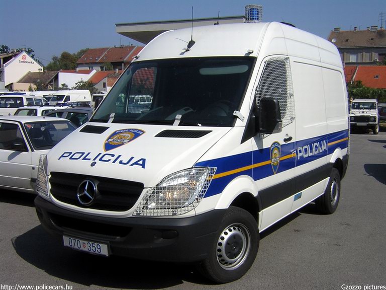 Mercedes Sprinter II, fotó: Gzozzo pictures
Keywords: Horvátország rendőrség rendőrautó horvát rendőr policecar police Croatia croatian