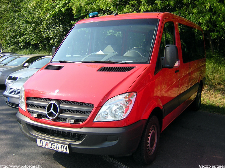 Mercedes Sprinter II, fotó: Gzozzo pictures
Keywords: Horvátország tûzoltóság tûzoltóautó horvát Croatia croatian firefighter firetruck fire