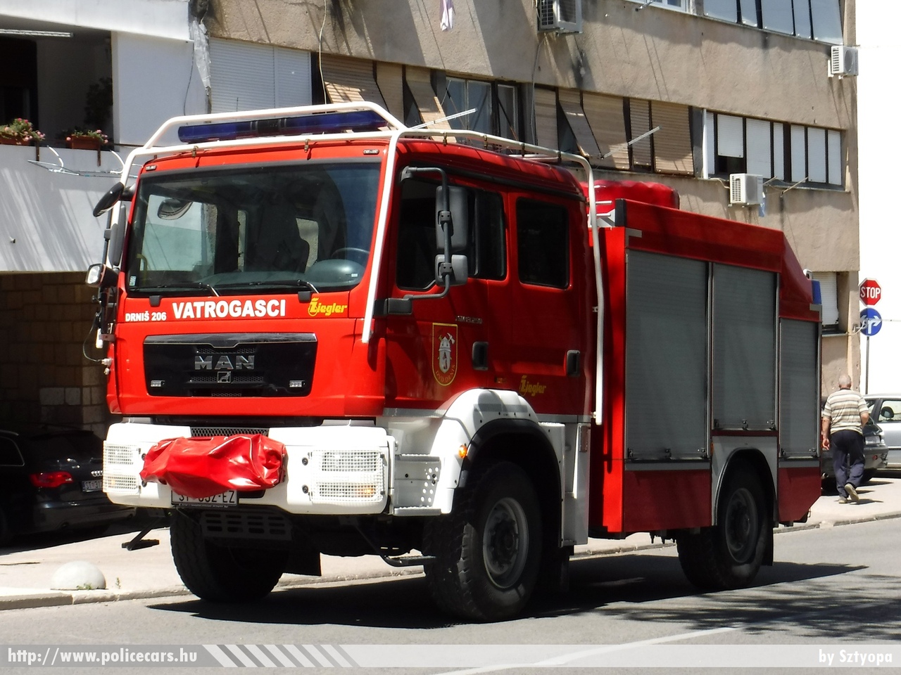 MAN, Drnis, fotó: Sztyopa
Keywords: Horvátország tûzoltóság tûzoltóautó horvát Croatia croatian firefighter firetruck fire