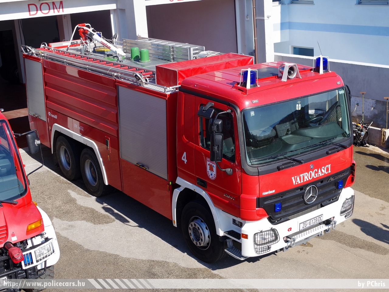 Mercedes-Benz Actros 2641 Rosenbauer TLF 10000/500, Jelsa, fotó: PChris
Keywords: Horvátország tûzoltóság tûzoltóautó horvát Croatia croatian firefighter firetruck fire
