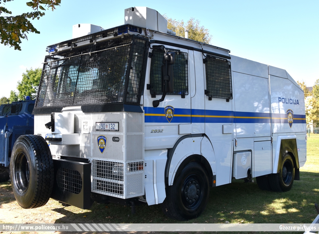 Mercedes Actros 2032 AK Rosenbauer vízágyú, Hrvatska policija, fotó: Gzozzo pictures
Keywords: croatian rendőr rendőrautó rendőrség horvát Horvátország policecar police Croatia