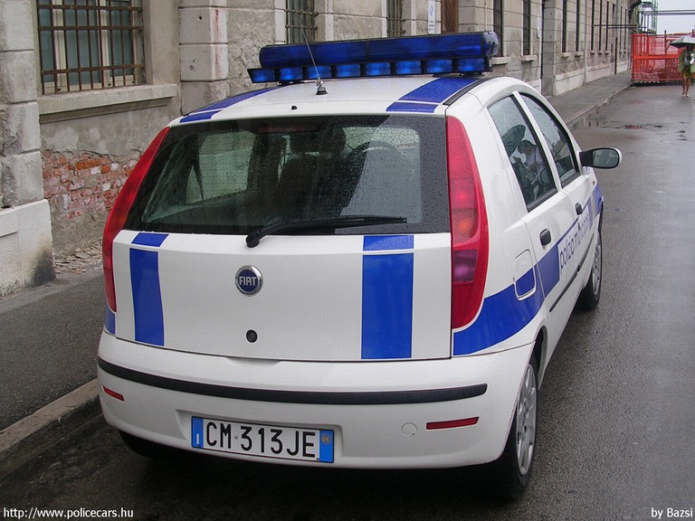 Fiat Punto, fotó: Bazsi
Keywords: olasz Olaszország rendőrautó rendőrség rendőr