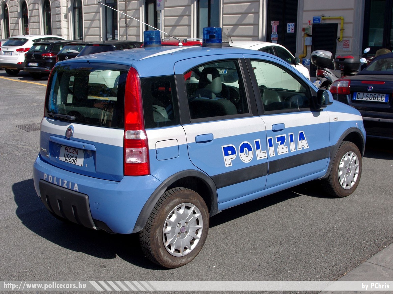 Fiat Panda 4x4, fotó: PChris

Keywords: olasz Olaszország rendőrautó rendőrség rendőr 