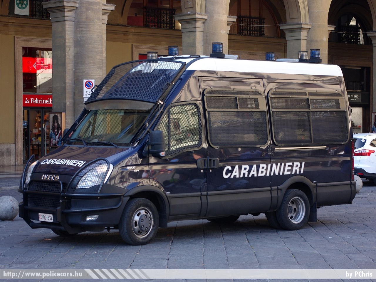 Iveco Daily, fotó: PChris
Keywords: rendőr rendőrautó rendőrség olasz Olaszország police policecar Italy italian Carabinieri