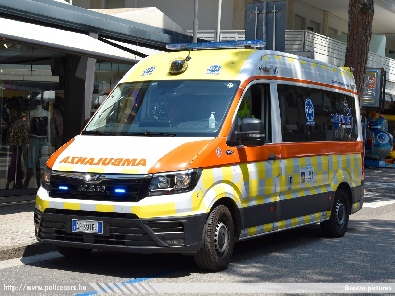 Volkswagen Crafter, ULSS4, Castel Monte Ambulanze, fotó: Gzozzo pictures
Keywords: mentő mentőautó olasz Olaszország ambulance Italy italian