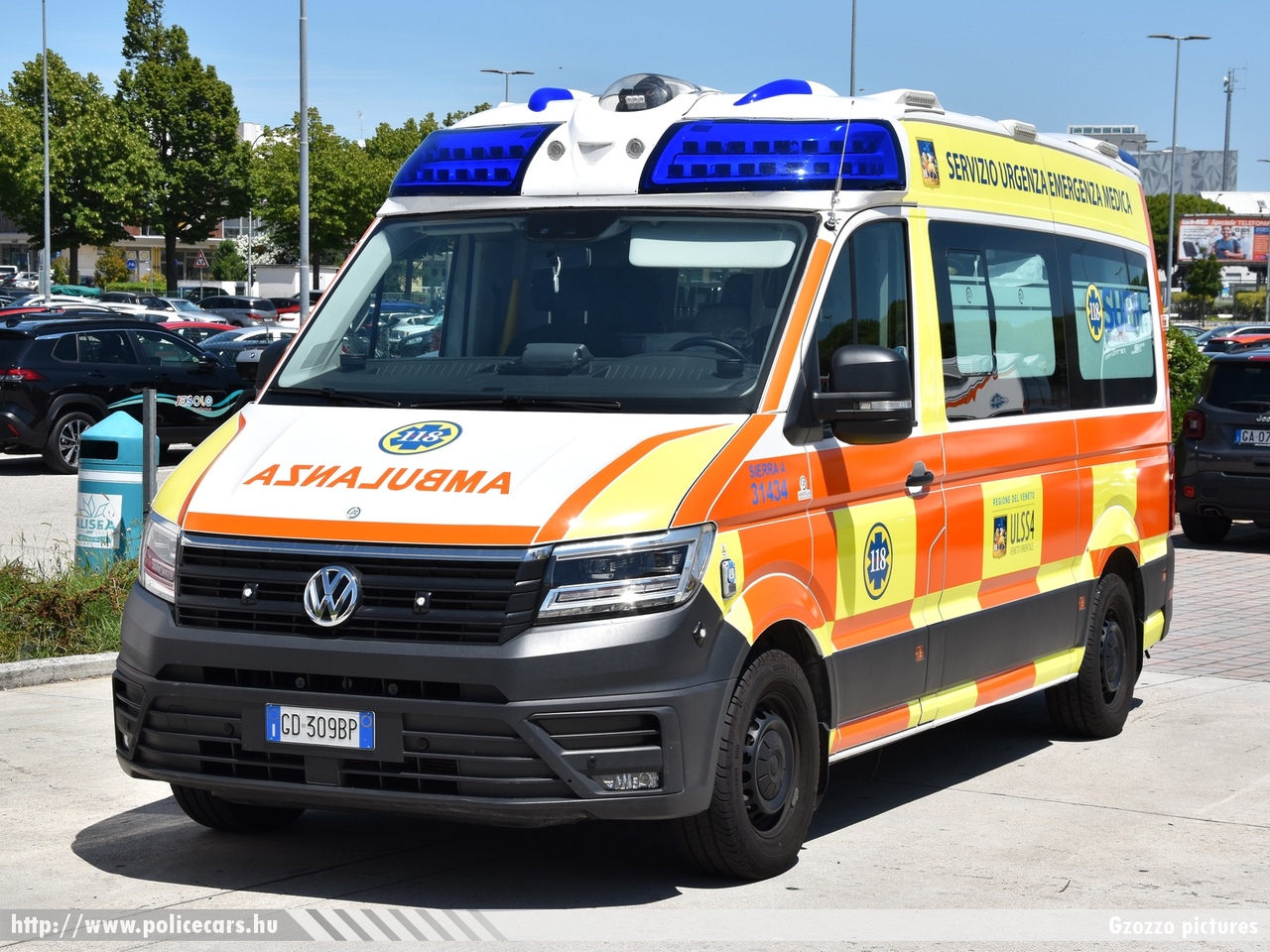Volkswagen Crafter, Ambulanza, ULSS4, SUEM Veneto Orientale, Sierra 4, 31434, fotó: Gzozzo pictures
Keywords: mentő mentőautó olasz Olaszország ambulance Italy italian