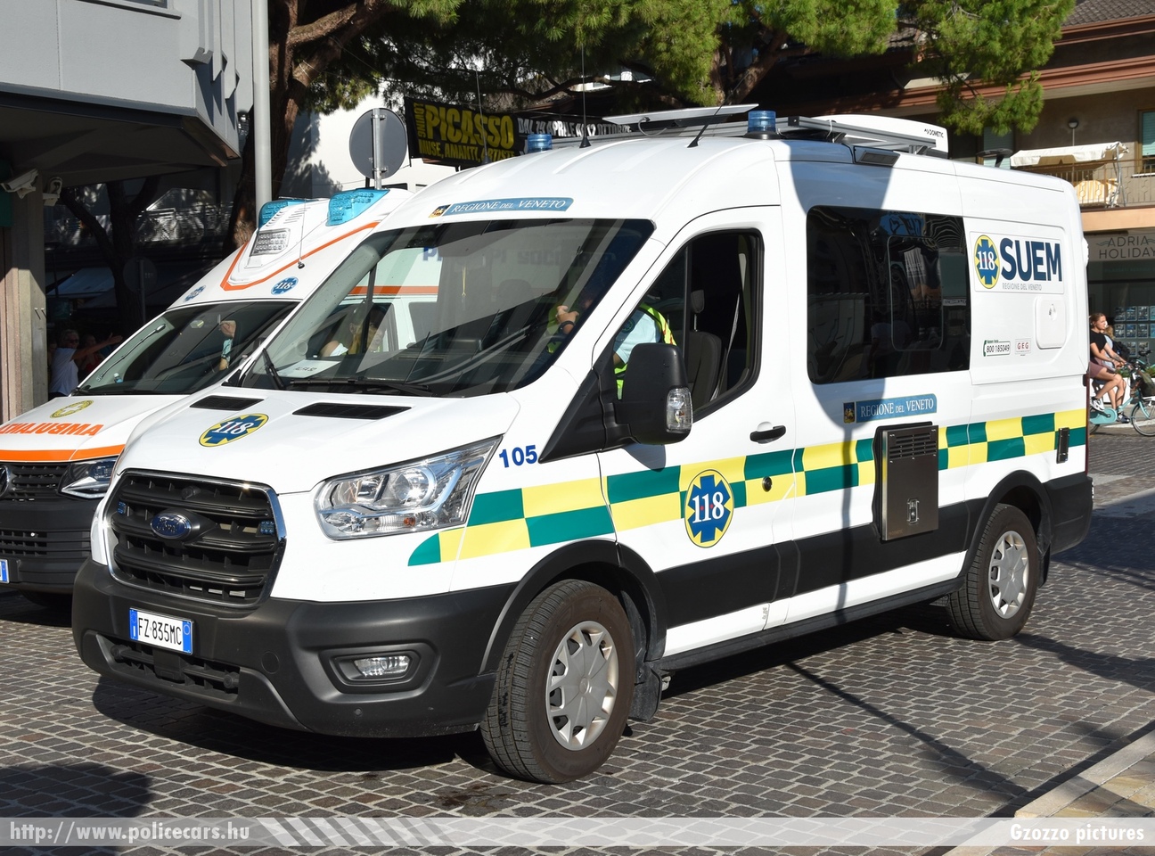 Ford Transit, SUEM 118 ULSS 3 Emergenza
Centrale Operativa di Mestre, fotó: Gzozzo pictures
Keywords: mentő mentőautó olasz Olaszország ambulance Italy italian