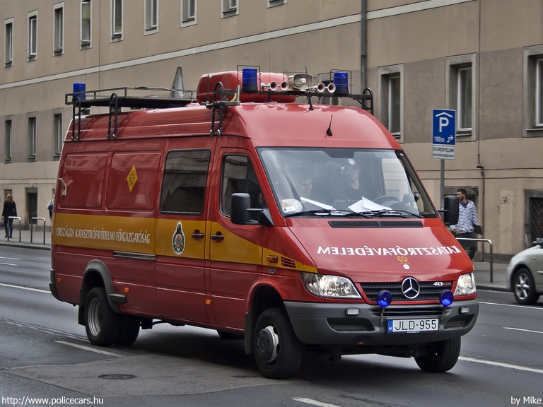 Mercedes Sprinter, Fõvárosi Katasztrófavédelmi Igazgatóság, fotó: Mike
Keywords: tûzoltóautó tûzoltó tûzoltóság magyar Magyarország katasztrófavédelem JLD-955 fire firetruck Hungary hungarian