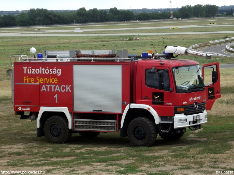 Mercedes-Benz Atego 925, [url=http://fovaros.katved.hu/]Fõvárosi Katasztrófavédelmi Igazgatóság[/url], Dél-pesti Katasztrófavédelmi Kirendeltség, Budapest Airport (Ferihegy) Repülõtéri Tûzoltóság, fotó: Bbazsa
Keywords: tûzoltóautó tûzoltóság tûzoltó magyar Magyarország katasztrófavédelem létesítményi HYE-988 fire firetruck Hungary hungarian