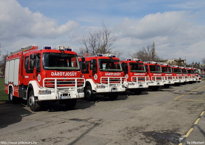 Renault Midlum 300 Heros Aquadux-X 2000, fotó: HNorbert
Keywords: tûzoltóautó tûzoltóság tûzoltó magyar Magyarország katasztrófavédelem LZZ-563 fire firetruck Hungary hungarian