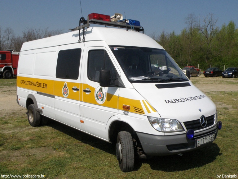 Mercedes-Benz Sprinter, Gyõr-Moson-Sopron Megyei Katasztrófavédelmi Igazgatóság, fotó: Danigabi
Keywords: tûzoltóautó tûzoltóság tûzoltó magyar Magyarország katasztrófavédelem ITY-789 fire firetruck Hungary hungarian