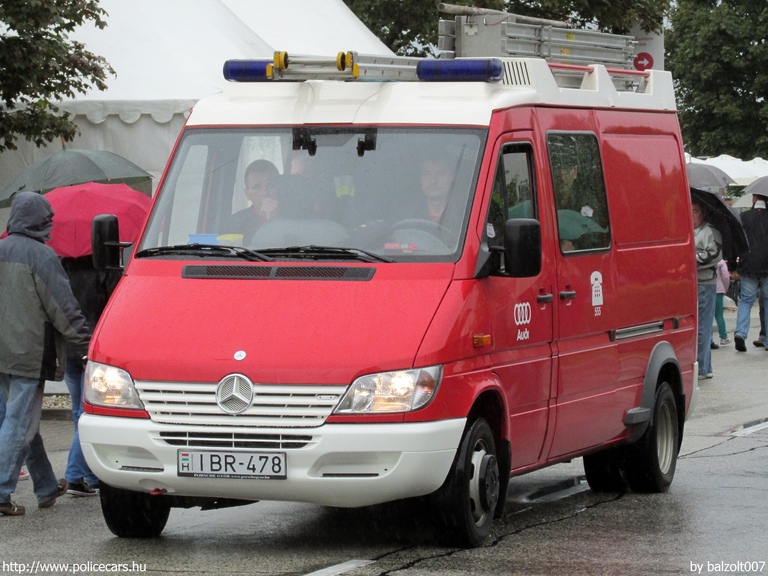 Mercedes-Benz Sprinter, Audi Hungaria Motor Kft., fotó: balzolt007
Keywords: létesítményi tûzoltó tûzoltóautó tûzoltóság magyar Magyarország IBR-478 fire firetruck Hungary hungarian