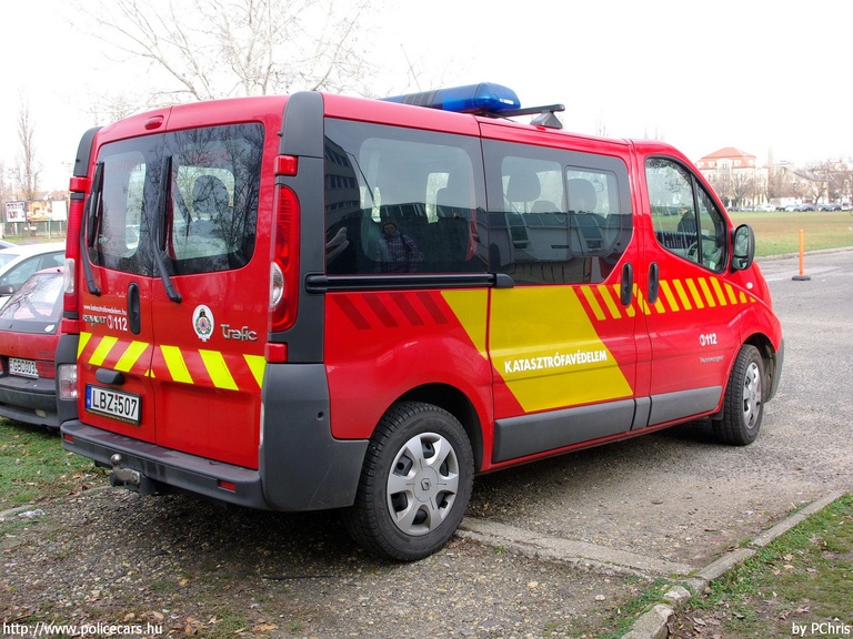 Renault Trafic Passenger, Csongrád Megyei Katasztrófavédelmi Igazgatóság, Makó Hivatásos Tûzoltóparancsnokság, fotó: PChris
Keywords: tûzoltó tûzoltóautó tûzoltóság magyar Magyarország katasztrófavédelem LBZ-507 fire firetruck Hungary hungarian
