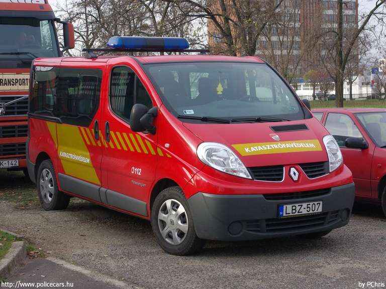 Renault Trafic Passenger, Csongrád Megyei Katasztrófavédelmi Igazgatóság, Makó Hivatásos Tûzoltóparancsnokság, fotó: PChris
Keywords: tûzoltó tûzoltóautó tûzoltóság magyar Magyarország katasztrófavédelem LBZ-507 fire firetruck Hungary hungarian