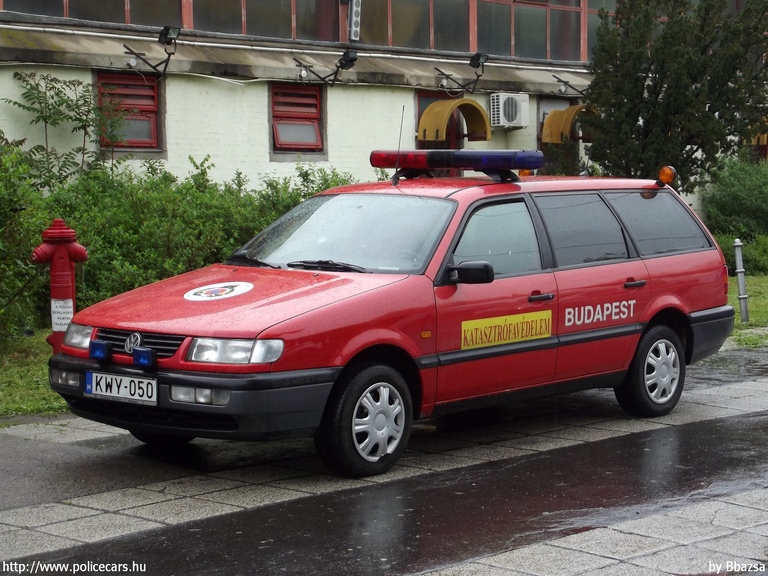 Volkswagen Passat, Fõvárosi Katasztrófavédelmi Igazgatóság, fotó: Bbazsa
Keywords: tûzoltó tûzoltóautó tûzoltóság katasztrófavédelem magyar Magyarország KWY-050 fire firetruck Hungary hungarian