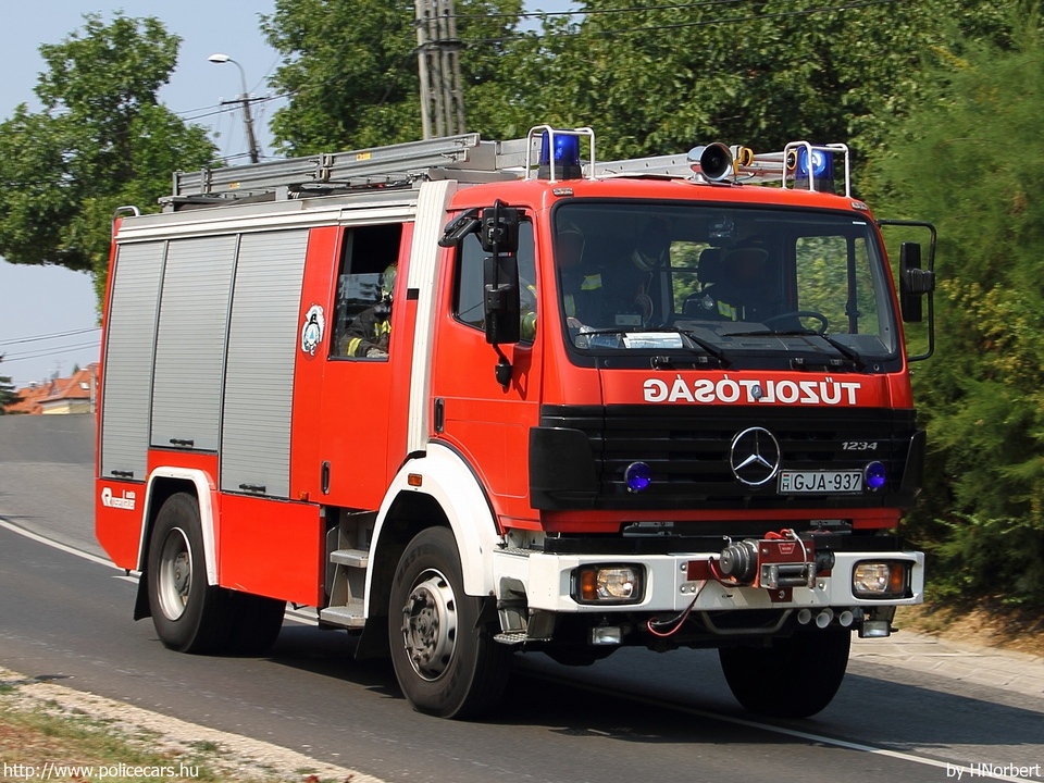 Mercedes 1234 Rosenbauer TLF 4000 AT, Veszprém Megyei Katasztrófavédelmi Igazgatóság, Veszprémi Katasztrófavédelmi Kirendeltség, Balatonfûzfõi Hivatásos Tûzoltóparancsnokság, fotó: HNorbert
Keywords: tûzoltóautó tûzoltóság tûzoltó magyar Magyarország katasztrófavédelem fire firetruck Hungary hungarian GJA-937