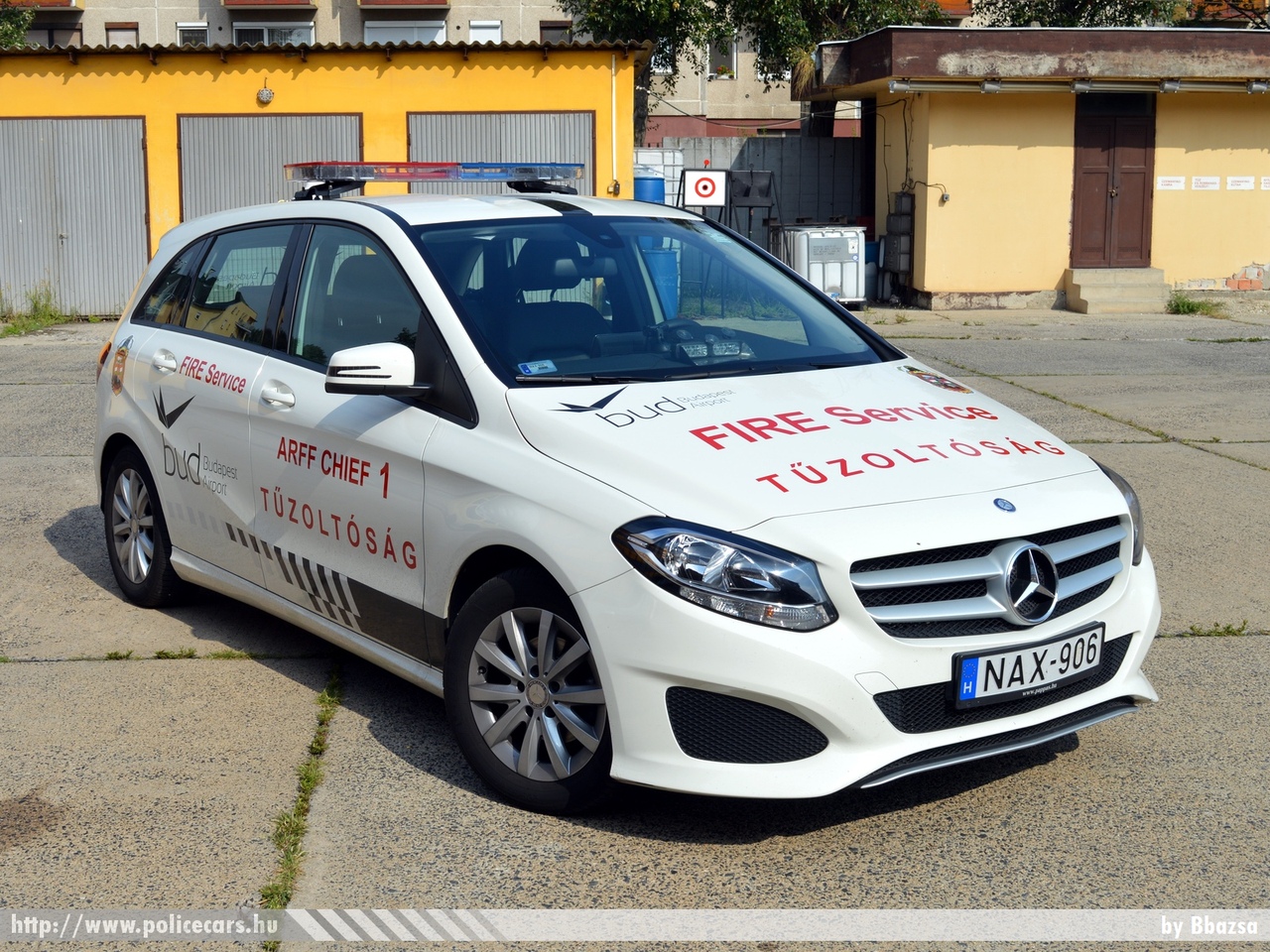 Mercedes-Benz B160, Fõvárosi Katasztrófavédelmi Igazgatóság, Dél-pesti Katasztrófavédelmi Kirendeltség, Repülõtéri Tûzoltóparancsnokság, fotó: Bbazsa
Keywords: tûzoltóautó tûzoltóság tûzoltó magyar Magyarország katasztrófavédelem NAX-906 fire firetruck Hungary hungarian