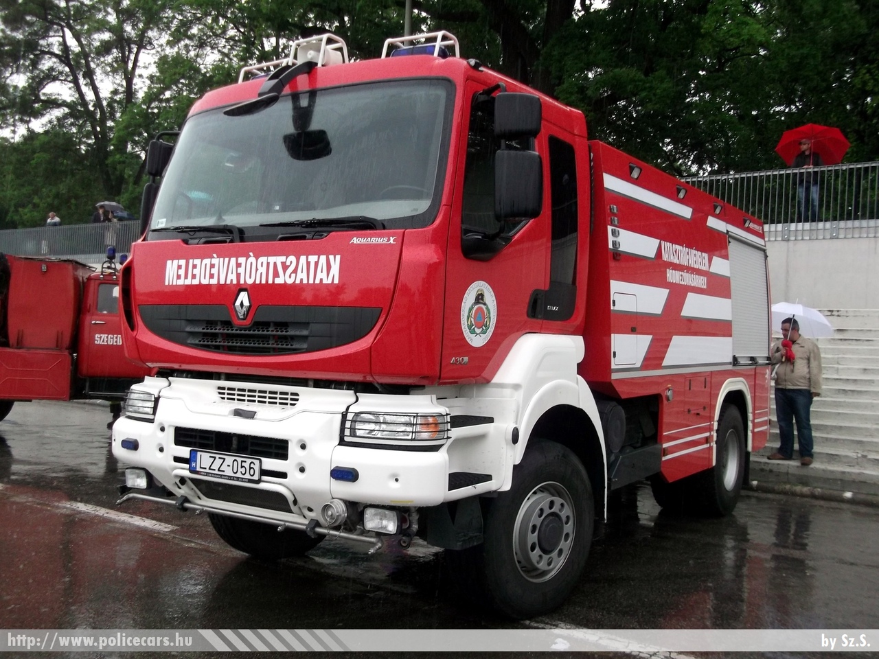 Renault Kerax 430.19 4x4 HEROS AQUARIUS-X, Csongrád Megyei Katasztrófavédelmi Igazgatóság, Hódmezõvásárhelyi Hivatásos Tûzoltóparancsnokság, fotó: Sz.S.
Keywords: tûzoltóautó tûzoltóság tûzoltó magyar Magyarország katasztrófavédelem LZZ-056 fire firetruck Hungary hungarian