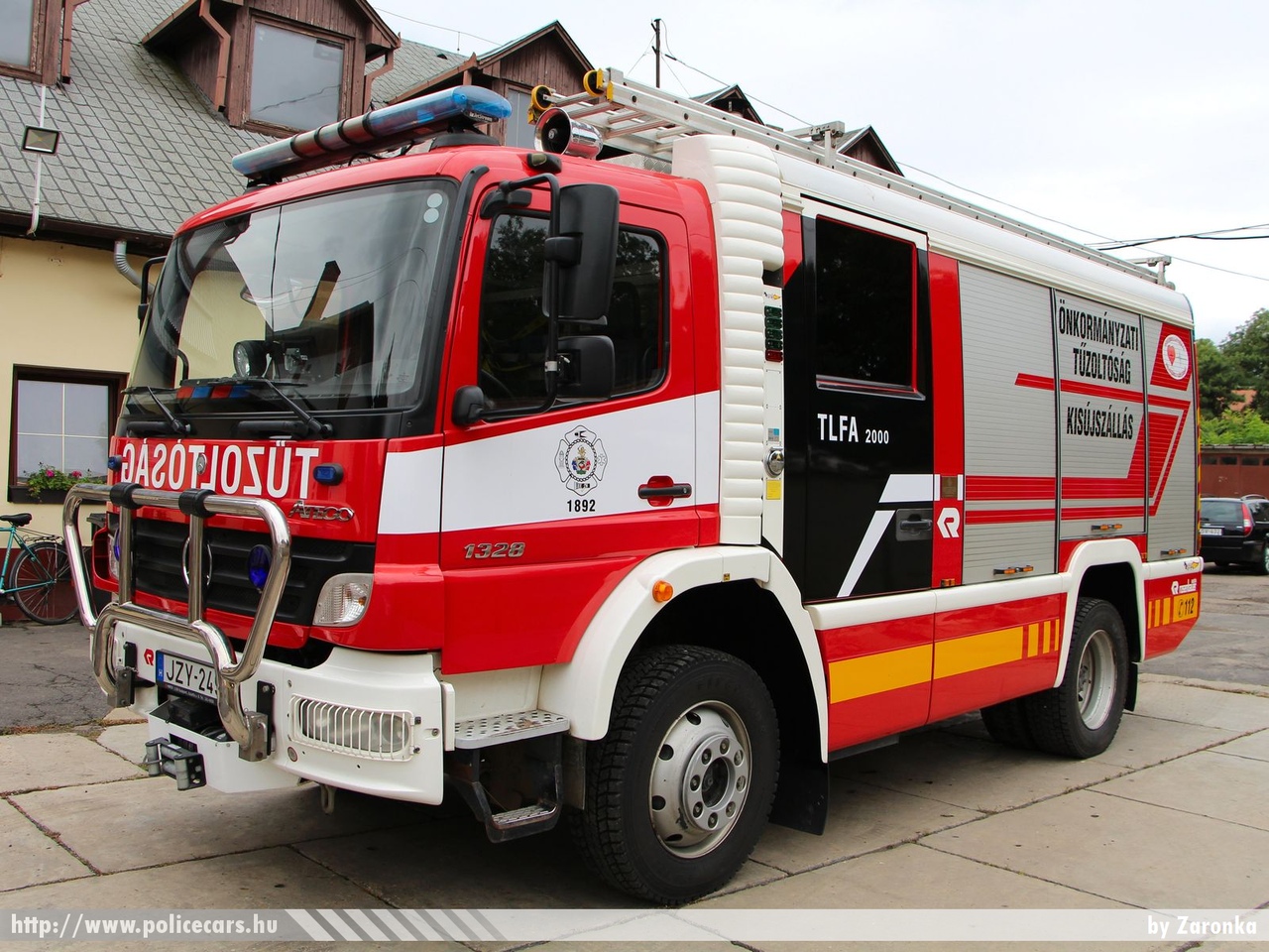 Mercedes-Benz Atego 1328 Rosenbauer, Kisújszállási Önkormányzati Tûzoltóparancsnokság, fotó: Zaronka
Keywords: tûzoltóautó tûzoltó ÖTP tûzoltóság magyar Magyarország fire firetruck Hungary hungarian JZY-249