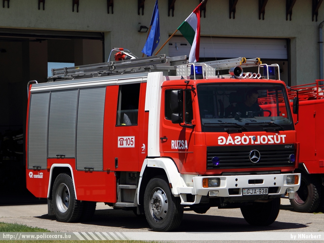 Mercedes 1124 Rosenbauer, Csongrád Megyei Katasztrófavédelmi Igazgatóság, Szegedi Katasztrófavédelmi Kirendeltség, Ruzsai Katasztrófavédelmi Örs, fotó: HNorbert
Keywords: tûzoltóautó tûzoltó ÖTP tûzoltóság magyar Magyarország fire firetruck Hungary hungarian GJA-938 
