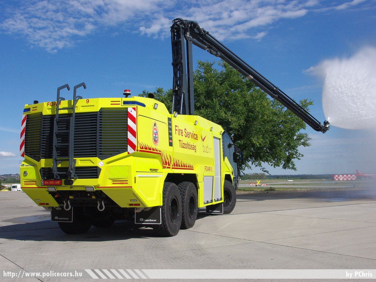 Rosenbauer Panther, Fõvárosi Katasztrófavédelmi Igazgatóság, Dél-pesti Katasztrófavédelmi Kirendeltség, Repülõtéri Tûzoltóparancsnokság, fotó: PChris
Keywords: fire tûzoltóautó tûzoltóság tûzoltó magyar Magyarország katasztrófavédelem firetruck Hungary hungarian