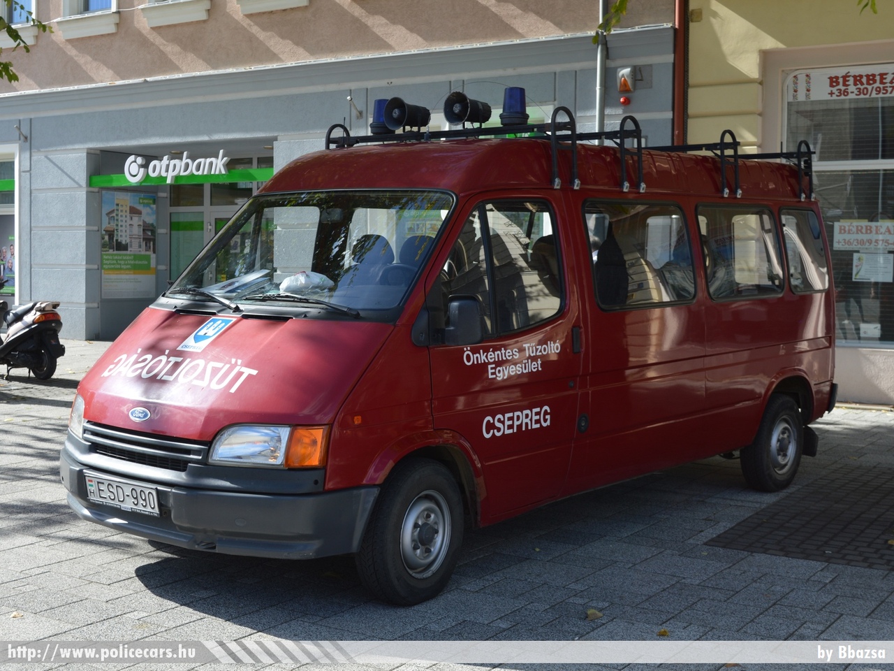 Ford Transit, Csepregi Önkéntes Tûzoltó Egyesület, fotó: Bbazsa
Keywords: tûzoltóautó ÖT magyar Magyarország tûzoltó tûzoltóság ESD-990 fire firetruck Hungary hungarian