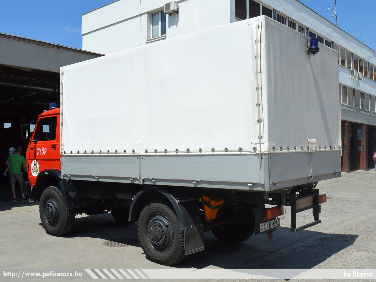 MAN-VW 8.150, Gyõr-Moson-Sopron Megyei Katasztrófavédelmi Igazgatóság, Gyõri Katasztrófavédelmi Kirendeltség, Gyõri Hivatásos Tûzoltóság-parancsnokság, fotó: Bbazsa
Keywords: tûzoltóautó tûzoltó tûzoltóság magyar Magyarország katasztrófavédelem fire firetruck Hungary hungarian CIB-678