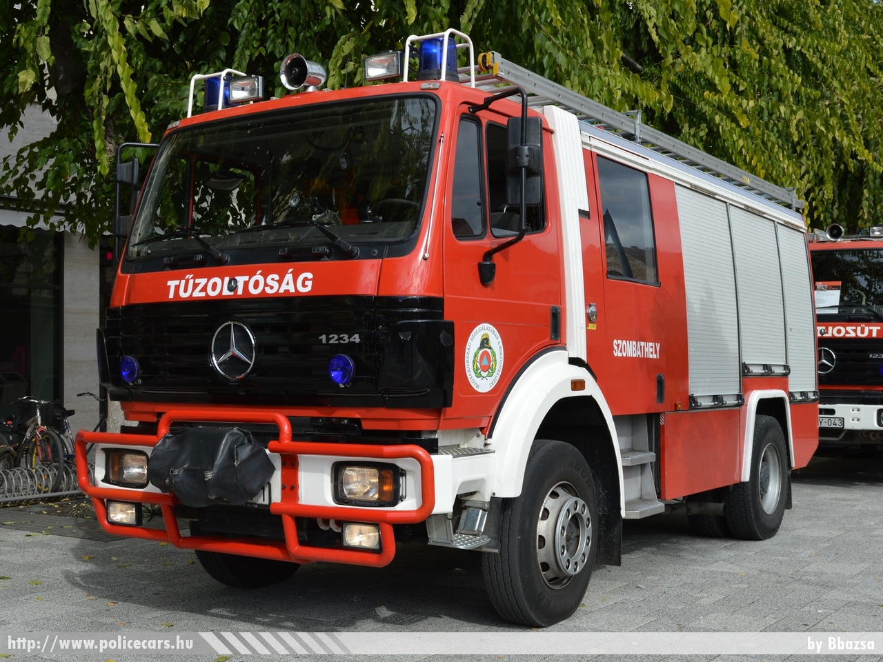 Mercedes 1234 Rosenbauer TLF 4000 AT, Vas Megyei Katasztrófavédelmi Igazgatóság, fotó: Bbazsa
Keywords: tûzoltóautó tûzoltó tûzoltóság magyar Magyarország katasztrófavédelem fire firetruck Hungary hungarian  