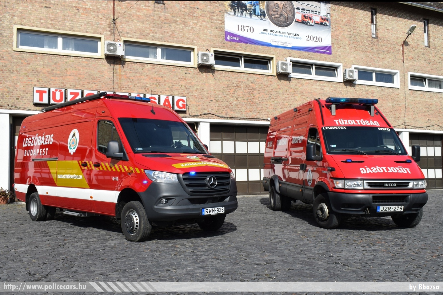 Mercedes Sprinter III, Iveco TurboDaily 65C17D, Fõvárosi Katasztrófavédelmi Igazgatóság, légzõbázis, fotó: Bbazsa
Keywords: tûzoltóautó tûzoltó tûzoltóság magyar Magyarország katasztrófavédelem fire firetruck Hungary hungarian RWW-936 JZR-279