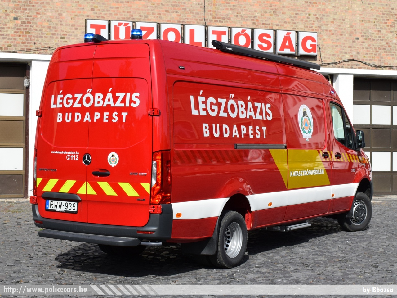 Mercedes Sprinter III, Fõvárosi Katasztrófavédelmi Igazgatóság, légzõbázis, fotó: Bbazsa
Keywords: tûzoltóautó tûzoltó tûzoltóság magyar Magyarország katasztrófavédelem fire firetruck Hungary hungarian RWW-936 