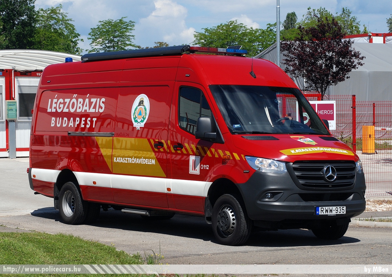Mercedes Sprinter III, Fõvárosi Katasztrófavédelmi Igazgatóság, légzõbázis, fotó: MBen
Keywords: tûzoltóautó tûzoltó tûzoltóság magyar Magyarország katasztrófavédelem fire firetruck Hungary hungarian RWW-935