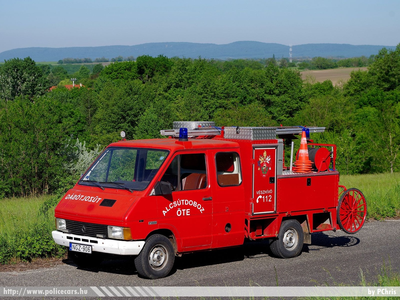 Renault Trafic P1000, Alcsútdoboz Község Önkéntes Tûzoltó Egyesület, fotó: PChris
Keywords: tûzoltó tûzoltóautó tûzoltóság magyar Magyarország ÖTE hungarian Hungary fire firetruck NGZ-906
