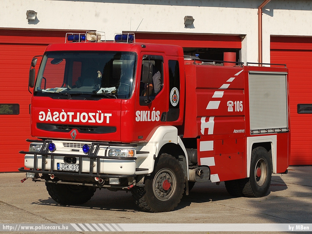 Renault Kerax 420.19 4X4, Siklósi Hivatásos Tûzoltóparancsnokság, fotó: MBen
Keywords: tûzoltóautó tûzoltó tûzoltóság magyar Magyarország katasztrófavédelem fire firetruck Hungary hungarian JGK-037