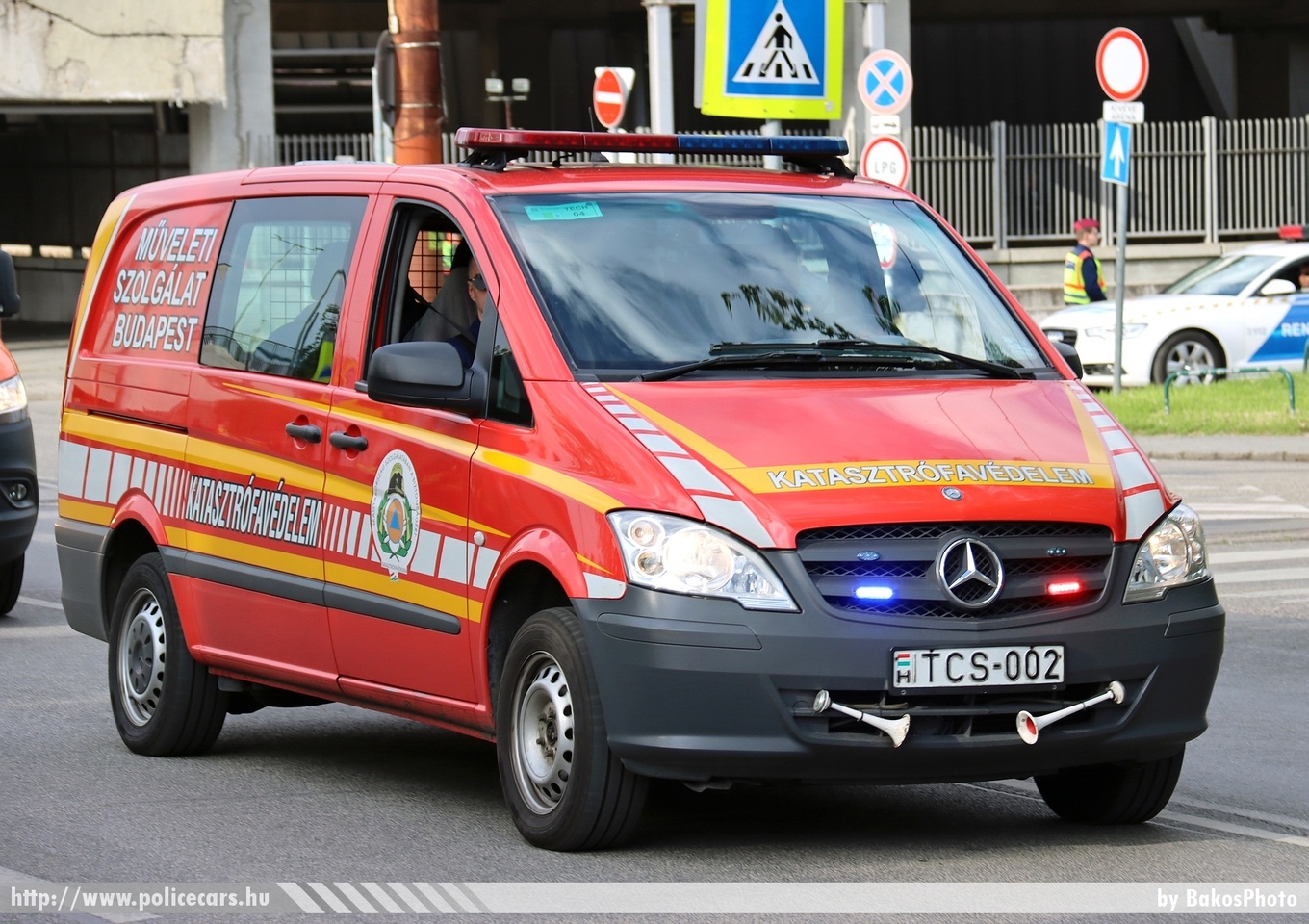 Mercedes Vito, Fõvárosi Katasztrófavédelmi Igazgatóság, KMSZ (katasztrófavédelmi műveleti szolgálat), fotó: BakosPhoto
Keywords: tûzoltóautó tûzoltó tûzoltóság magyar Magyarország katasztrófavédelem fire firetruck Hungary hungarian TCS-002