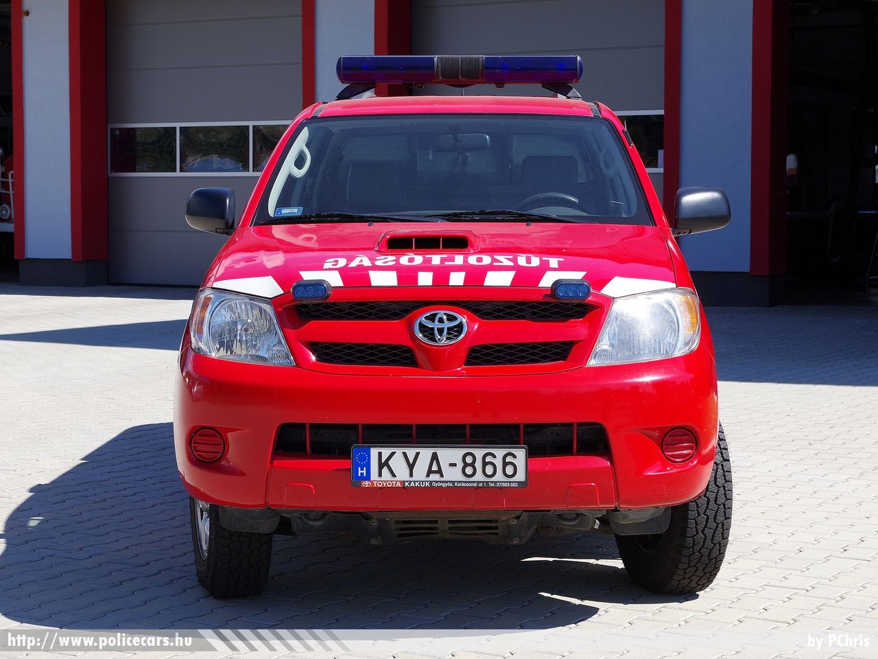Toyota Hilux D4-D, Gyöngyösi Katasztrófavédelmi Kirendeltség, fotó: PChris
Keywords: tűzoltóautó tűzoltó tűzoltóság magyar Magyarország katasztrófavédelem fire firetruck Hungary hungarian KYA-866