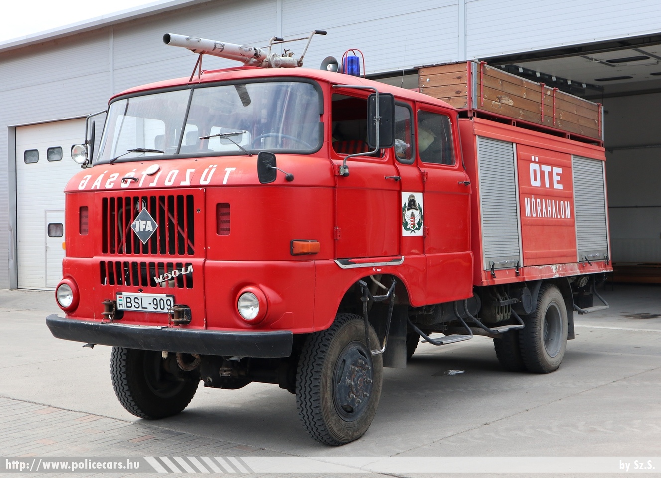 IFA W50LA, Mórahalom Város Önkéntes Tűzoltó Egyesület, fotó: Sz.S.
Keywords: ÖTE magyar Magyarország tûzoltó tûzoltóautó tûzoltóság Hungary hungarian fire firetruck BSL-909