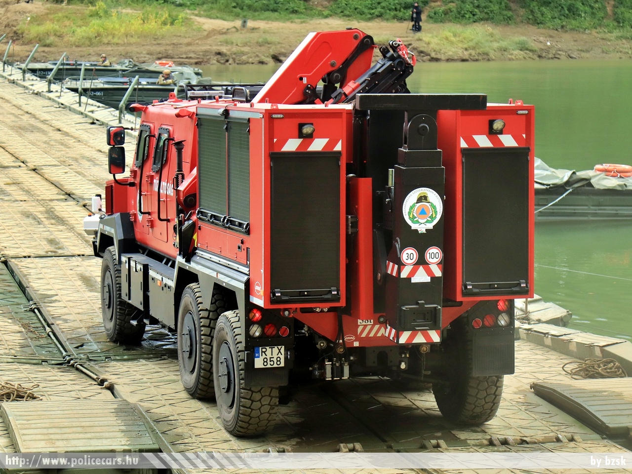 Komondor RDO4336, Csongrád-Csanád Megyei Katasztrófavédelmi Igazgatóság, Szegedi Hivatásos Tûzoltóparancsnokság, fotó: bzsk
Keywords: tûzoltóautó tûzoltó tûzoltóság magyar Magyarország katasztrófavédelem fire firetruck Hungary hungarian RTX-858