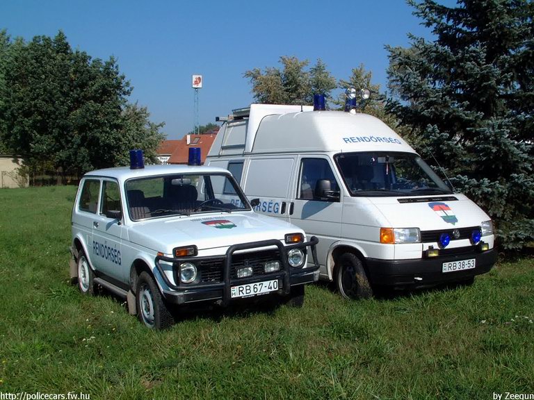 Lada Niva, VW Transporter, fotó: Zeegun
Keywords: rendőr rendőrautó rendőrség magyar Magyarország vaz RB67-40 RB38-53