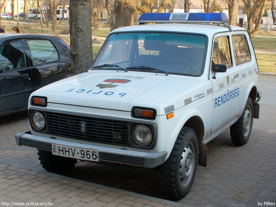LADA VAZ 2121 Niva, fotó: MBen
Keywords: rendőrség rendőr rendőrautó magyar Magyarország HHV-966