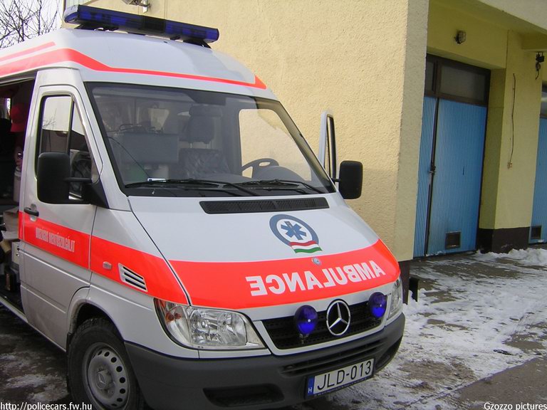 Mercedes Sprinter, Országos Mentõszolgálat, fotó: Gzozzo pictures

Keywords: OMSZ mentő magyar magyarország mentőautó JLD-013