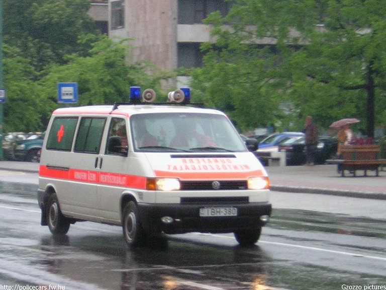 Volkswagen Transporter T4, Dunaújváros, Dunaferr Mentõszolgálat, fotó: Gzozzo pictures
Keywords: mentő magyar magyarország mentőautó IBH-380