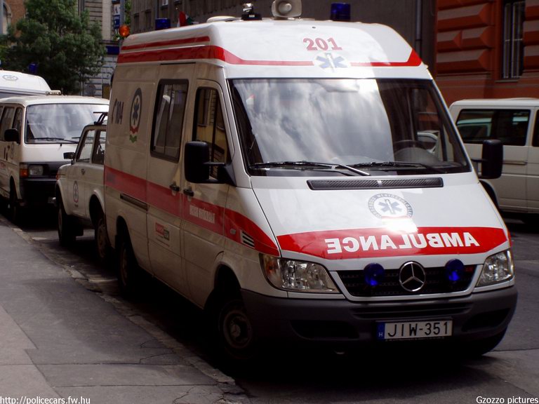 Mercedes-Benz Sprinter, Budapest, Országos Mentõszolgálat, fotó: Gzozzo pictures
Keywords: OMSZ mentő magyar magyarország mentőautó JIW-351