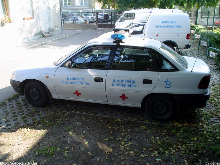 Opel Astra F Sedan, Budapest, Bethesda Gyermekkórház, fotó: dénes
Keywords: mentő magyar Magyarország mentőautó HAA-936