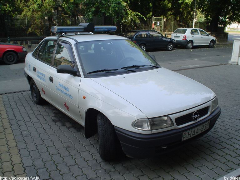 Opel Astra F Sedan, Budapest, Bethesda Gyermekkórház, fotó: dénes
Keywords: mentő magyar Magyarország mentőautó HAA-936